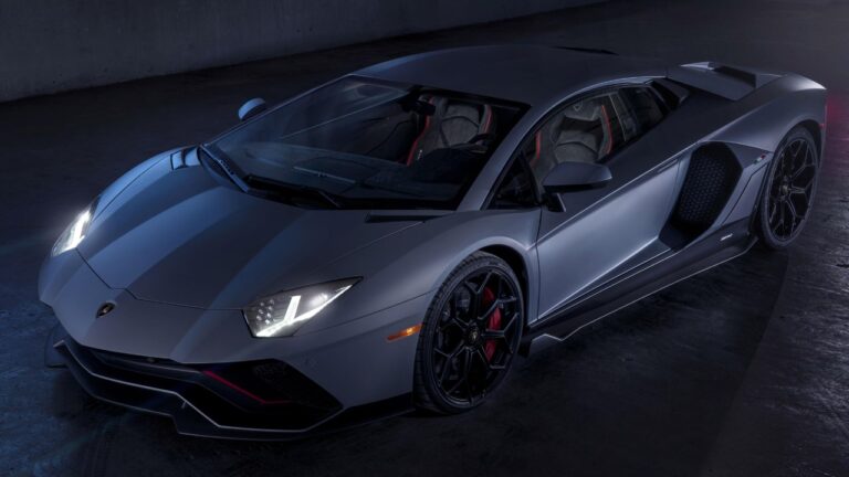 Unleashing the Beast: Lamborghini Aventador – A Supercar Extravaganza